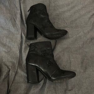 Reaction heeled boots
